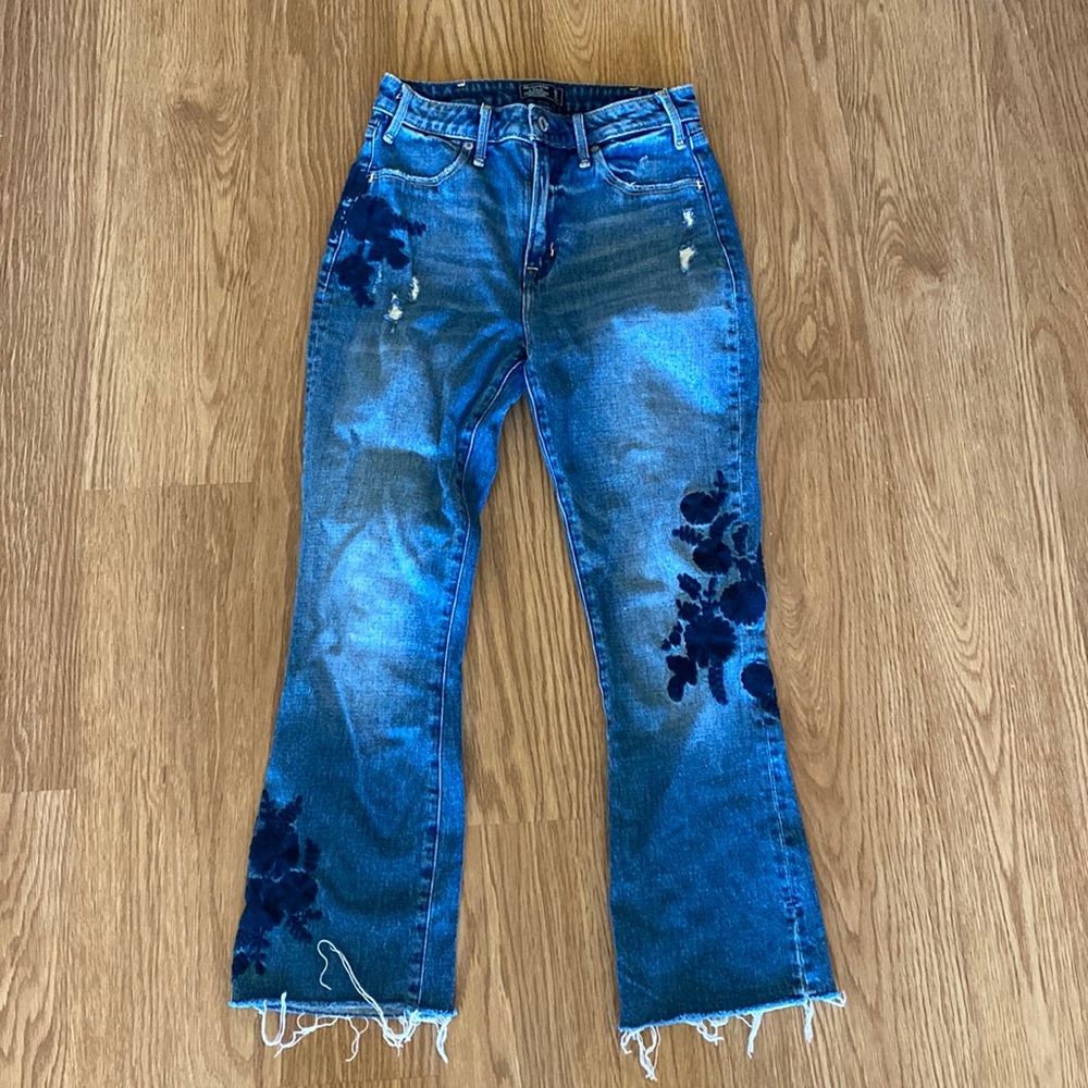 Abercrombie Simone high rise ankle flare jeans with floral pattern. Size 24/0